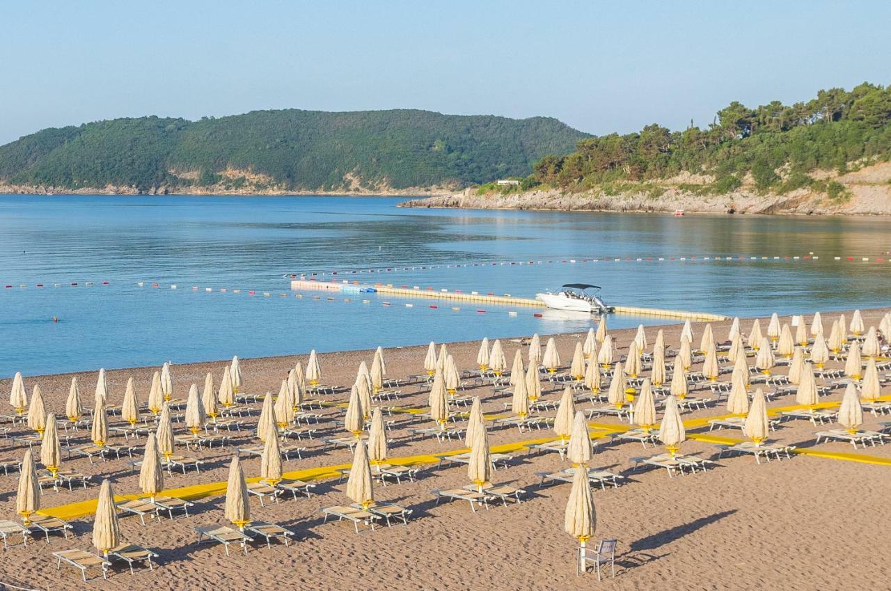 Splendid Conference & Spa Resort Budva Luaran gambar Beach in the town of Malinska