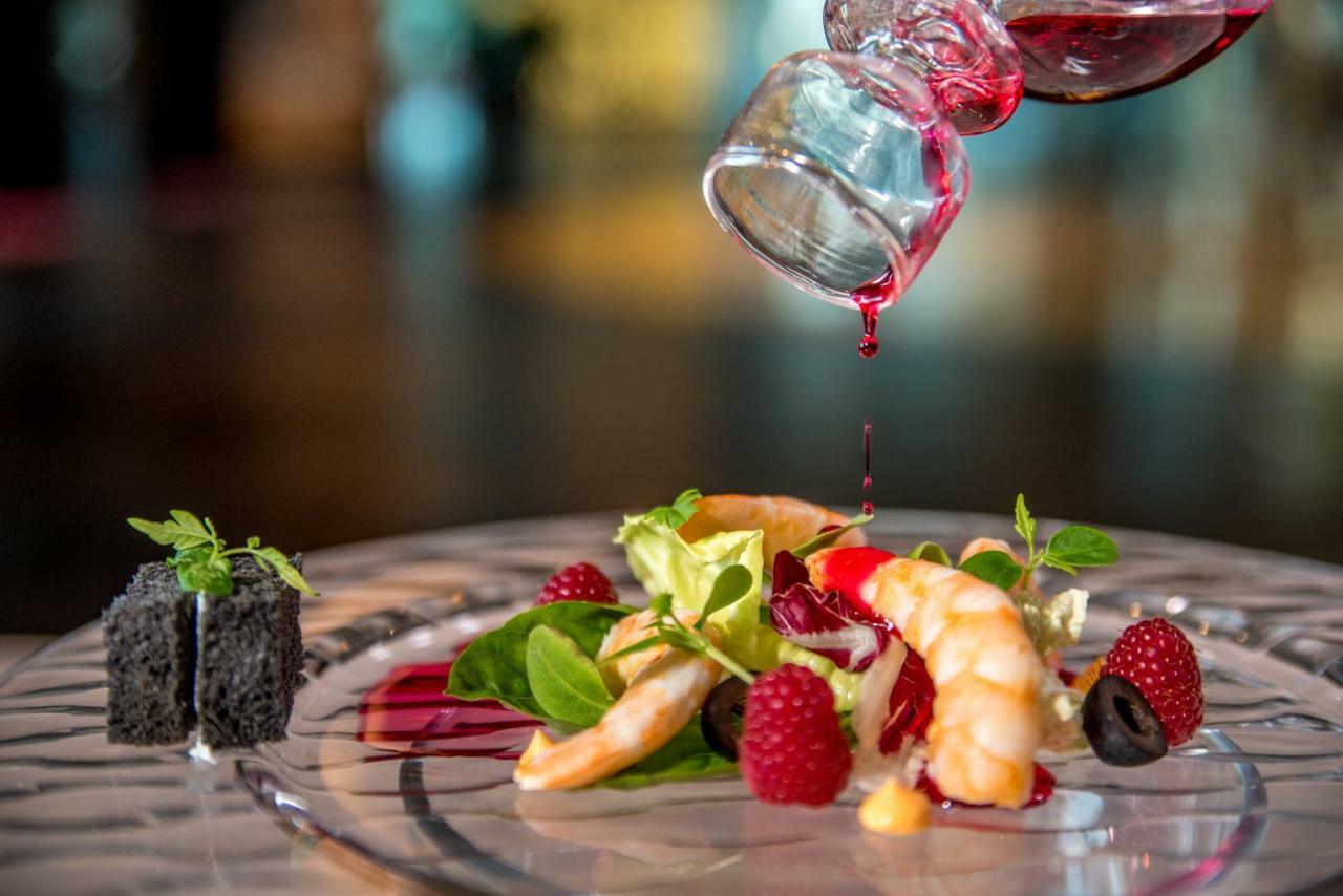 Splendid Conference & Spa Resort Budva Luaran gambar A salad being drizzled with a vinaigrette